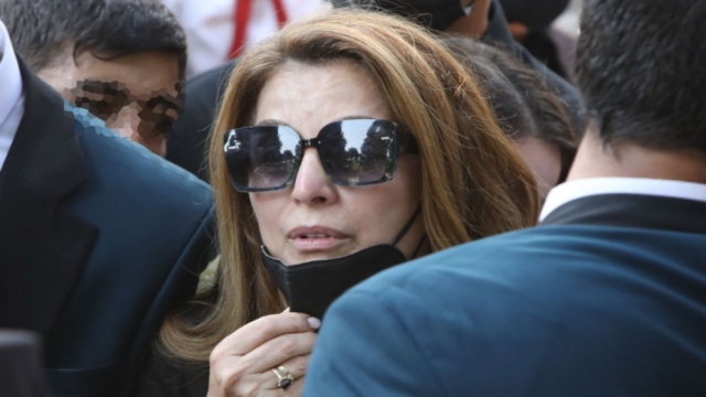 Ράκος η Άντζελα Γκερέκου: 3 χρόνια μετά το θανάτο του Τόλη Βοσκόπουλου – Στο μνημόσυνο με τις κόρες της