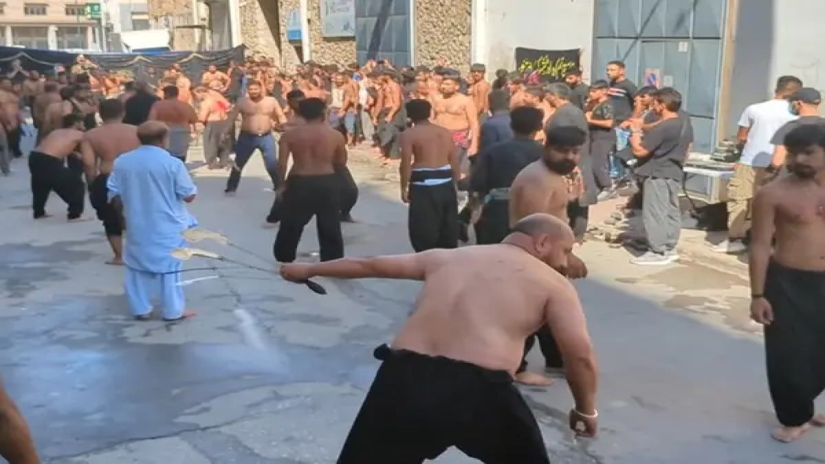 Αναβίωσε το έθιμο της Ασούρα στον Πειραιά: Χιλιάδες πιστοί αυτομαστιγώθηκαν (video)