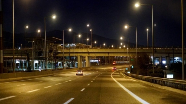Φωτιά σε όχημα στην Αττική Οδό – Στο ρεύμα προς αεροδρόμιο