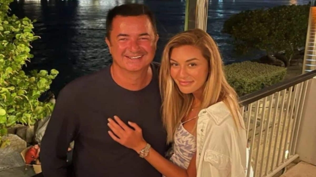 Ατζούν Ιλιτζαλί: Μετά το τέλος του παιχνιδιού επιβίωσης, βρέθηκε στη Μύκονο με τη 30 χρόνια μικρότερη σύντροφο του – Αγκαλιά στα Ματογιάννια