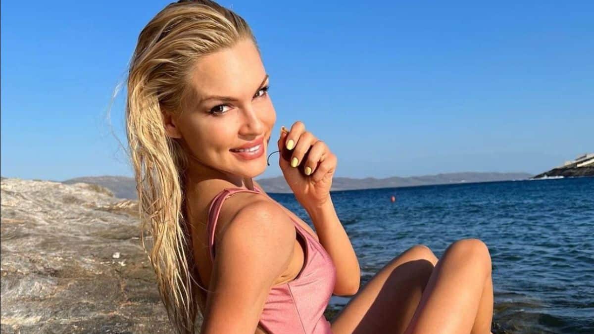 Σαν να μην έκανε παιδί η Βίκυ Κάβουρα: Με μαγιό και ένα κορμί λαμπάδα ποζάρει και αναστατώνει τα social