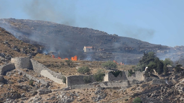 Πυρκαγιά στα Χανιά: Από δυναμιτάκια που πέταξαν παιδιά σε χωράφι ξέσπασε η φωτιά