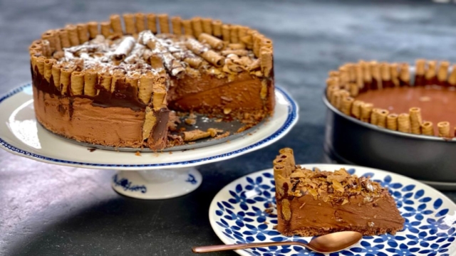 Ονειρικό γλυκό ψυγείου με cheesecake σοκολάτας: Η πραλίνα φουντουκιού θα σε στείλει στα ουράνια