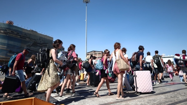 «Συναγερμός» με τον κορωνοϊό: «Κάντε τεστ πριν φύγετε για διακοπές, δήλωσε η Παγώνη – Τριπλάσια τα κρούσματα σε σχέση με πέρυσι