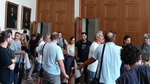 Χάος στο ΕΚΠΑ: Η αντιπρύτανης έδιωξε συνδικαλιστές που φώναζαν για τον υπάλληλο που κατέβασε τον σέρβερ (video)
