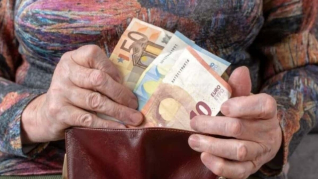 Συνταξιούχοι: Ποιοι θα λάβουν έκτακτη οικονομική ενίσχυση – Τι θα γίνει με την επιταγή ακρίβειας