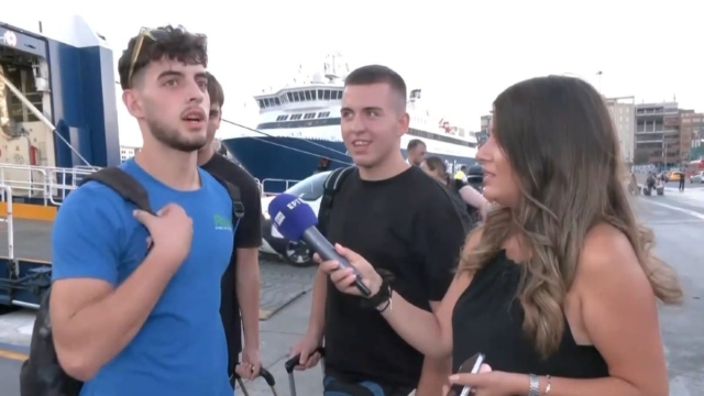 Νεαρός ταξιδιώτης… τρέλανε τη ρεπόρτερ πριν πάρει το πλοίο: «Η δουλειά μου είναι τα πρόβατα, ο πατέρας μου έχει λεφτά»