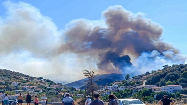 Μαίνεται η μεγάλη φωτιά στην Εύβοια – Νέο μήνυμα 112 για εκκένωση των Πετριών