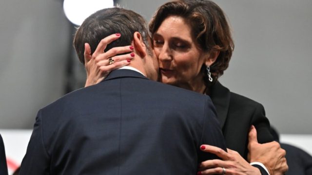 Θύελλα αντιδράσεων στη Γαλλία για τη σφιχτή αγκαλιά και το φιλί του Μακρόν με την υπουργό Αθλητισμού – «Είναι ανάρμοστο»