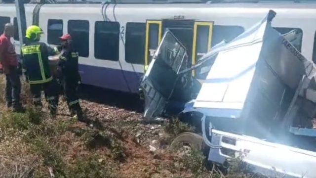 Σοκ στην Αυλίδα: Τρένο με 130 επιβάτες συγκρούστηκε με φορτηγό – Τραυματίστηκε ο οδηγός