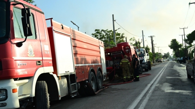 Φωτιά στον Ασπρόπυργο: Ήχησε το 112 – «Κλείστε πόρτες και παράθυρα»