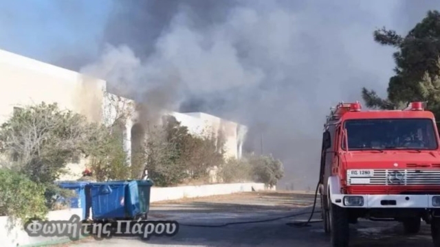 Πύρινη κόλαση σε εργοστάσιο με ξύλινα κουφώματα στην Πάρο – Αναφορές για εκρήξεις