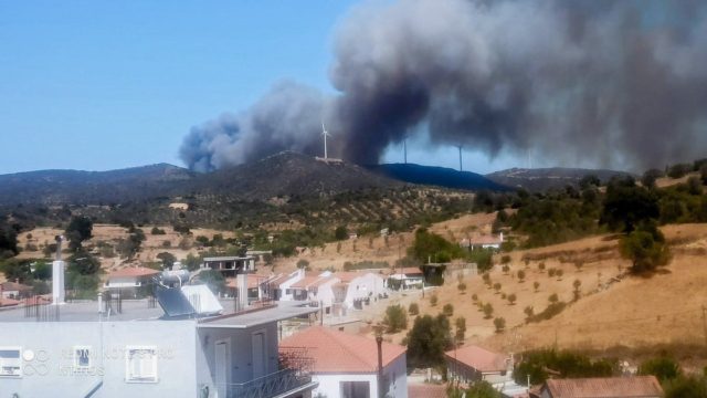 Ανεξέλεγκτη η φωτιά στην Εύβοια: Οι φλόγες πέρασαν την εθνική οδό με κατεύθυνση τον κάμπο του Δύστου – Στην περιοχή ο Κικίλιας