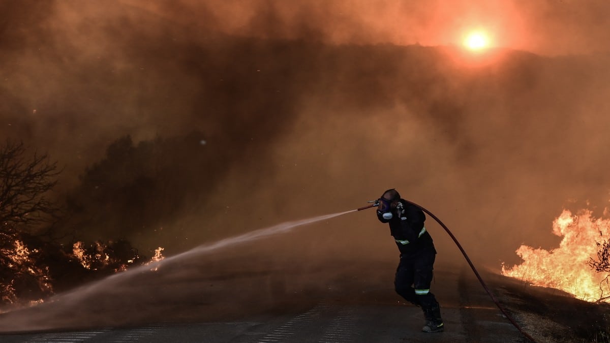 Φωτιά στην Εύβοια: «Τσακίζει» καρδιές ο πυροσβέστης που τραυματίστηκε – «Μας κύκλωσε η φωτιά, πήγα να καώ»