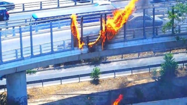 Φωτιά σε μοτοσικλέτα στη Λεωφόρο Ποσειδώνος