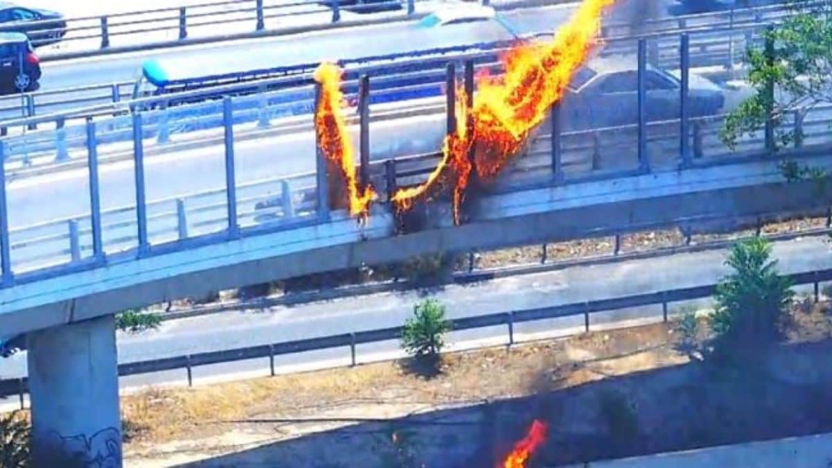Φωτιά σε μοτοσικλέτα στη Λεωφόρο Ποσειδώνος