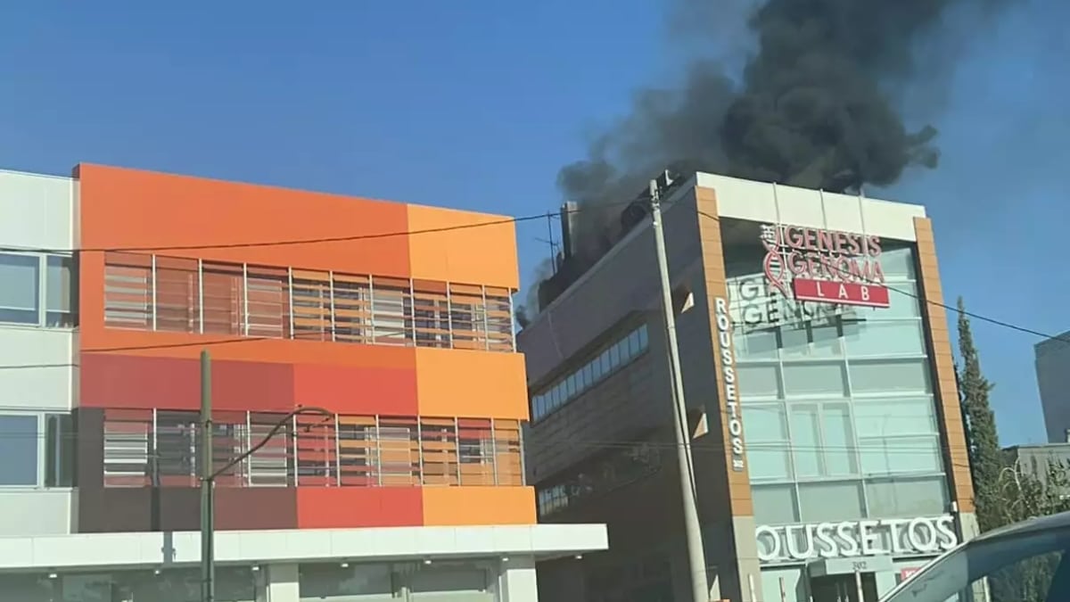Φωτιά σε κτήριο στη Λεωφόρο Κηφισίας – Μαύροι καπνοί βγαίνουν από την ταράτσα