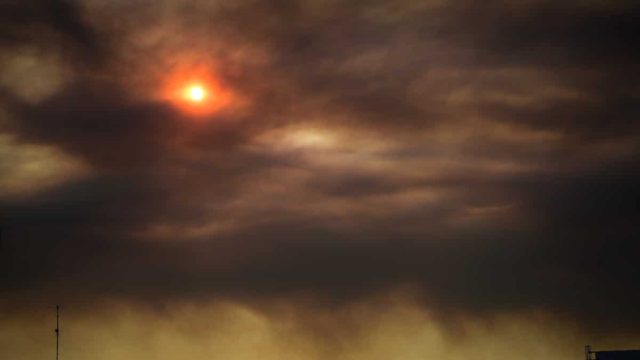 Σκηνές τραγωδίας στην Εύβοια: Σκεπάστηκε ο αθηναϊκός ουρανός από τον καπνό – Μαίνεται ανεξέλεγκτο το μέτωπο της φωτιάς