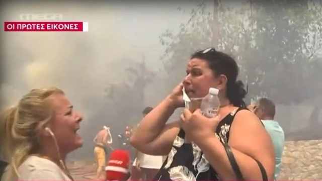 Φωτιά στην Πάτρα: Ξέσπασε σε κλάματα μπροστά στην κάμερα μετά το τηλεφώνημα που δέχθηκε – «Που είσαι; Θα με αποτελειώσεις…» (video)