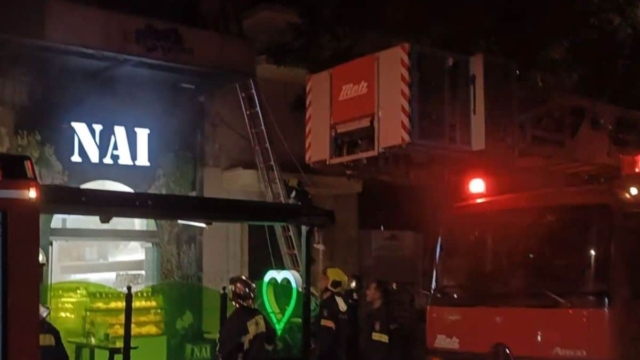 Μεγάλη φωτιά με απεγκλωβισμούς σε υπόγειο καφέ στο κέντρο της Αθήνας! (video)