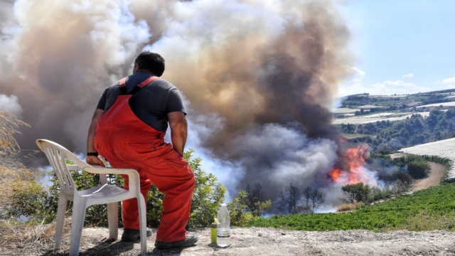 Πυρκαγιά στη Τζια: Επι τόπου πυροσβεστικά οχήματα και αεροσκάφη