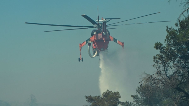 Μεγάλη φωτιά στη Σύρο: Μήνυμα 112 – Εκκενώνεται η περιοχή Χρούσα