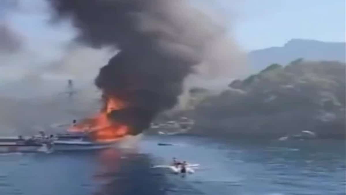 Τουρκία: Τουριστικό σκάφος με 110 επιβάτες πήρε φωτιά και βυθίστηκε – Πηδούσαν στο νερό για να σωθούν (video)