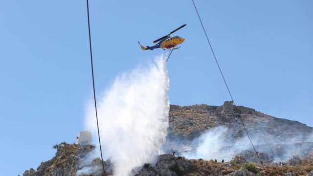Συναγερμός στην Πυροσβεστική: Πύρινα μέτωπα σε Σάμο και Θεσσαλονίκη – Σηκώθηκαν εναέρια μέσα