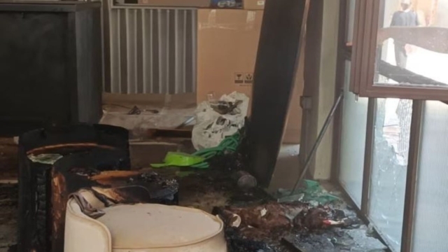 Φωτιά σε καφέ στα Πετράλωνα: Θα άνοιγε σε λίγο καιρό η επιχείρηση – Σημαντικές φθορές στο κατάστημα (video)