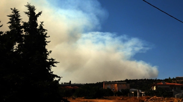 Κορινθία: Καίει ανεξέλεγκτη η φωτιά στην Στιμάγκα – Επιχειρούν 140 πυροσβέστες, 11 αεροσκάφη και 5 ελικόπτερα (video)