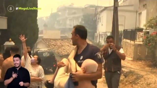 Φωτιά στην Πάτρα: Αστυνομικός σώζει ηλικιωμένο από τις φλόγες – Το συγκλονιστικό βίντεο