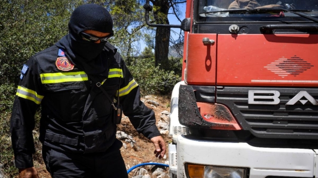 Φωτιά στο Σοφικό: Πυροσβέστης υπέστη καρδιακό – Μεταφέρεται εσπευσμένα στην Αθήνα (video)