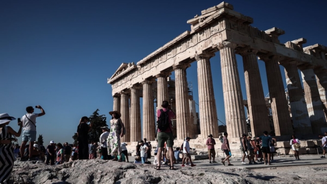 Η Φωτογραφία της Ημέρας: «Πλημμύρα» τουριστών στην καλοκαιρινή Αθήνα