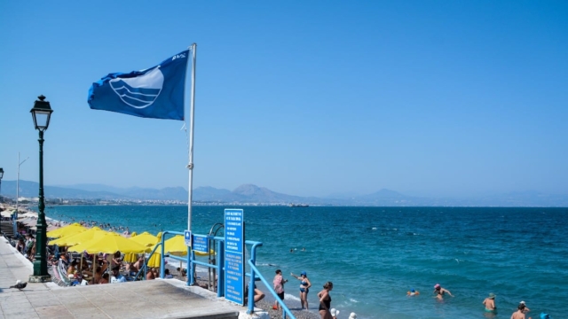 Γαλάζια Σημαία: Αφαιρέθηκε από 22 βραβευμένες ακτές – Μεταξύ αυτών και 3 της Χαλκιδικής