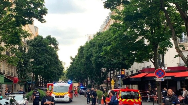 Συναγερμός στο Παρίσι: Αυτοκίνητο παρέσυρε θαμώνες καφετέριας – Πολλοί οι τραυματίες (video)