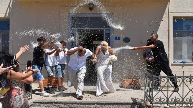 Viral γάμος: Πέταξαν στο νεόνυμφο ζευγάρι μακαρονάκι κοφτό και σκυλοτροφή (Βίντεο)