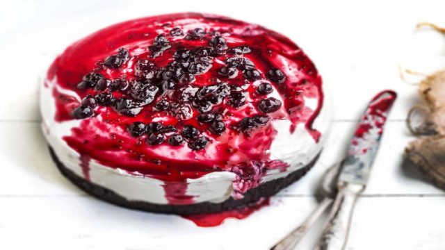 Άπαιχτο γλυκό ψυγείου με γιαούρτι και φρούτα: Μια τούρτα που θα φτιάχνεις κάθε λίγο και λιγάκι