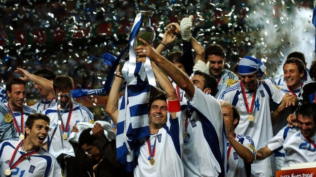 Ακούστε το Έλληνες: Η Ελλάδα Πρωταθλήτρια Ευρώπης – 20 χρόνια από το ΕΠΟΣ της Πορτογαλίας (video)