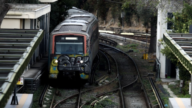 Σοκ: Παράσυρση επιβάτη μέχρι το τέλος της αποβάθρας στον Ηλεκτρικό