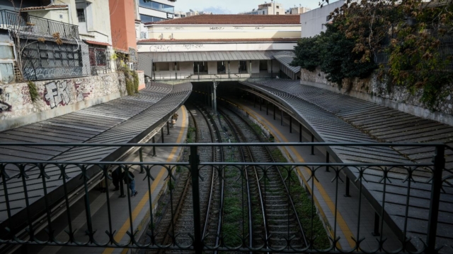 Συναγερμός στο Μοναστηράκι: Άτομο έπεσε στις ράγες του ΗΣΑΠ – «Κοκκάλωσαν» οι συρμοί