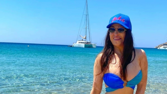 Υπέρλαμπρη στην παραλία η Ιωάννα Παλιοσπύρου: Οι διακοπές στη Μύκονο και οι πόζες στην άμμο (photos)