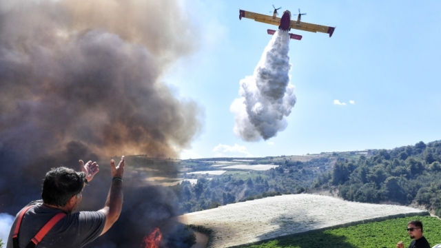 Πυρκαγιά στα Ιωάννινα – Επιχειρούν ισχυρές επίγειες δυνάμεις και 5 αεροσκάφη