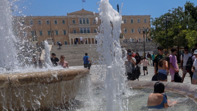 Καιρός σήμερα 13/07: Στο επίκεντρο του καύσωνα με 43άρια – Σε τρεις φάσεις το κύμα ζέστης για 7 μέρες (video)