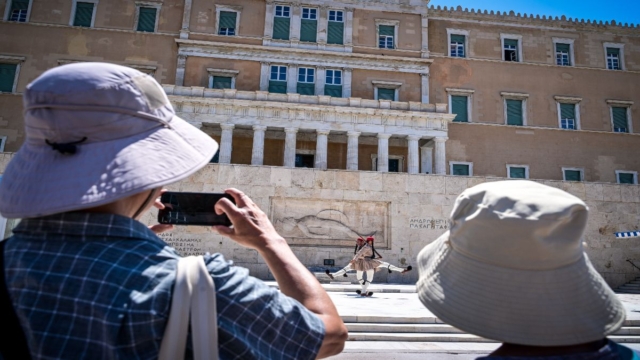 Καιρός σήμερα 27/07: «Comeback» στα 38άρια και τους ισχυρούς ανέμους – Προειδοποιήσεις μετεωρολόγων (video)
