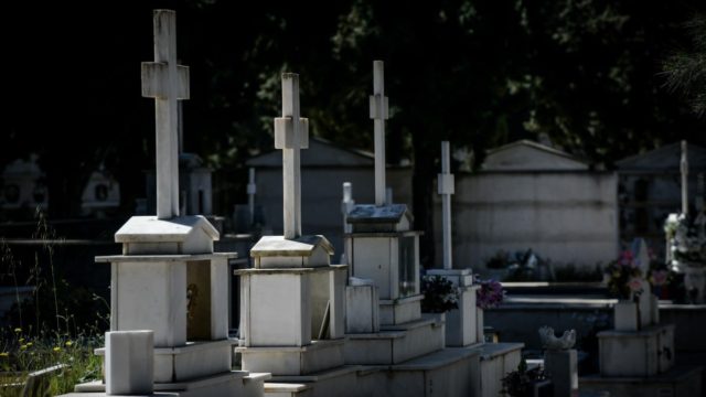 Αίσχος στην Καλαμάτα: Τυμβωρύχοι «βούτηξαν» χρυσά δόντια και βαλβίδα καρδιάς από σορό