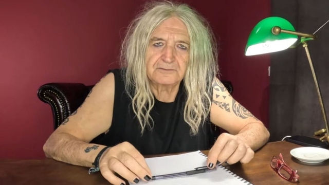 «Καταιγίδα» τα σχόλια για τις αντιχριστιανικές δηλώσεις του Νίκου Καρβέλα – «Βαμμένα μαλλιά καμένα μυαλά»