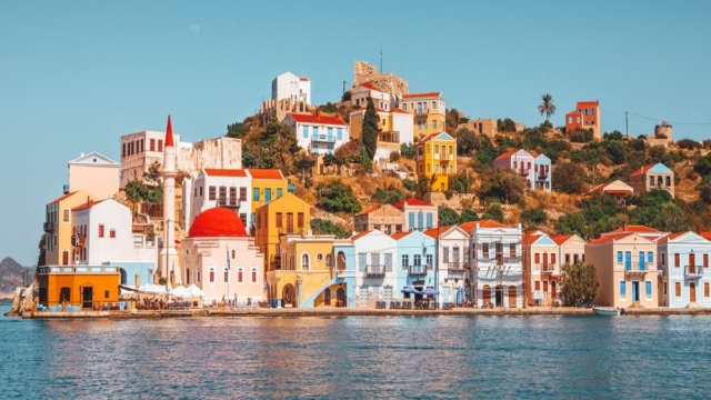 Καρτ ποστάλ ή πραγματικότητα; Το κοσμοπολίτικο νησί που μαγεύει κάθε ταξιδιώτη – Πολύχρωμο σκηνικό σα να βγήκε από παραμύθι
