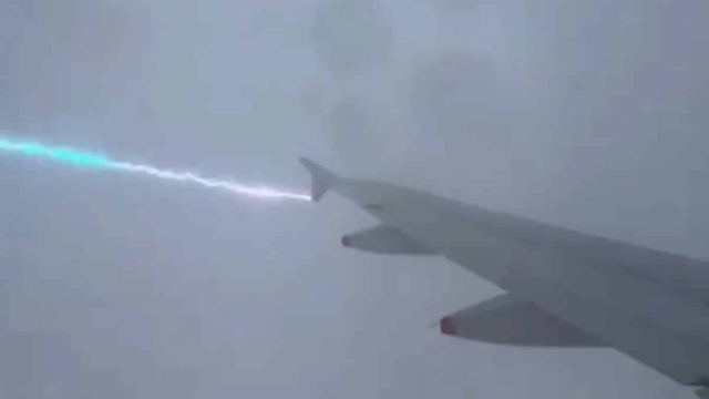 Κεραυνός χτύπησε αεροσκάφος της British Airways: Έκανε αναγκαστική προσγείωση – «Αυτό που βιώσαμε δεν περιγράφεται» (video)