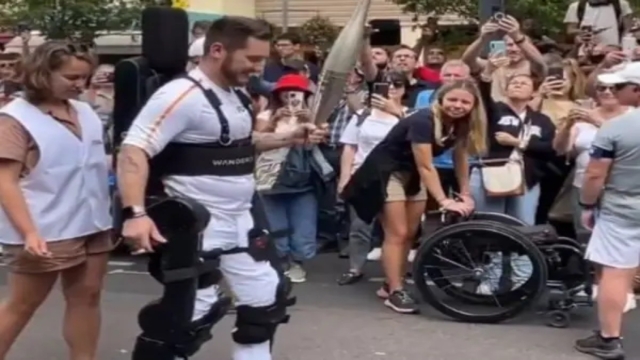 Ολυμπιακοί Αγώνες 2024: Ρίγη συγκίνησης! Παραπληγικός αθλητής περπάτησε ξανά με εξωσκελετό και μετέφερε την φλόγα (video)