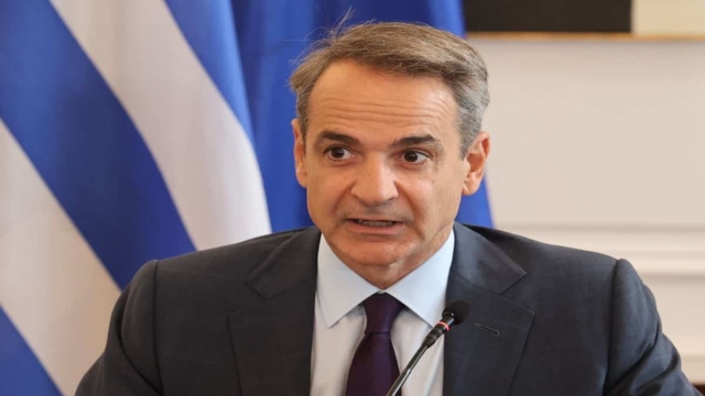 Έκτακτη σύσκεψη στο Μαξίμου: Η φορολόγηση των παραγωγών ρεύματος και το πλαφόν στη χονδρική